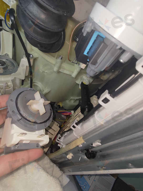 這部惠而浦WRAL系列洗衣機E12故障碼竟是褲頭帶扣惹的禍！師傅揭示排水泵更換全過程 🔧