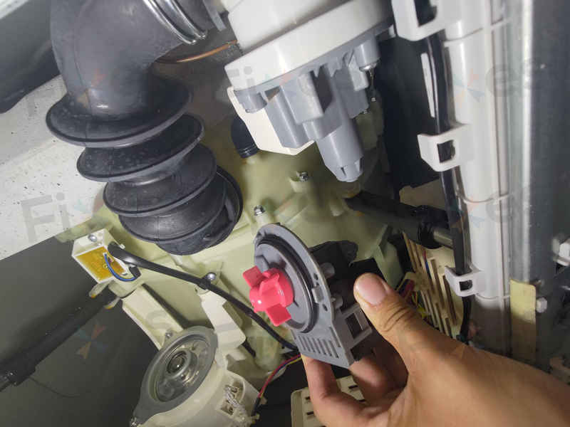 這部惠而浦WRAL系列洗衣機E12故障碼竟是褲頭帶扣惹的禍！師傅揭示排水泵更換全過程 🔧