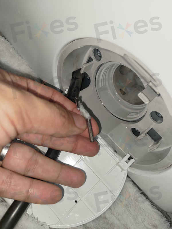 這部惠而浦WRAL系列洗衣機E12故障碼竟是褲頭帶扣惹的禍！師傅揭示排水泵更換全過程 🔧