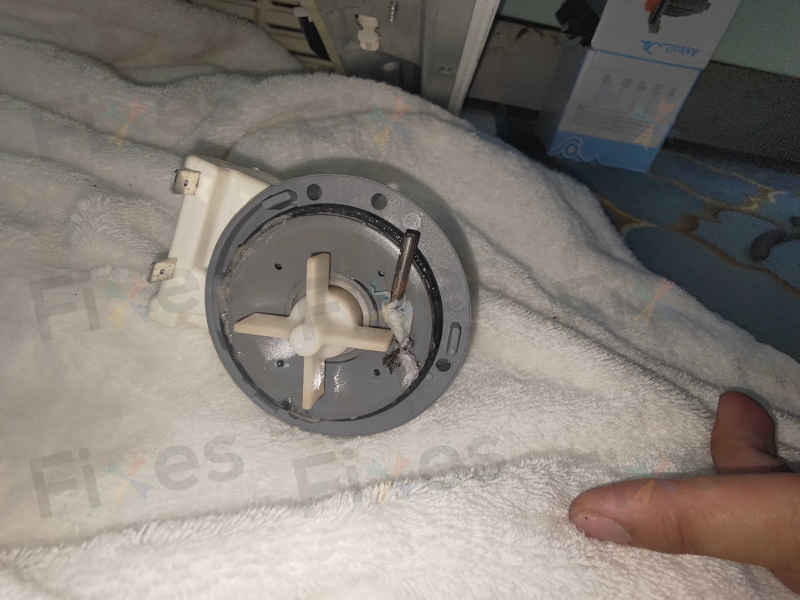這部惠而浦WRAL系列洗衣機E12故障碼竟是褲頭帶扣惹的禍！師傅揭示排水泵更換全過程 🔧