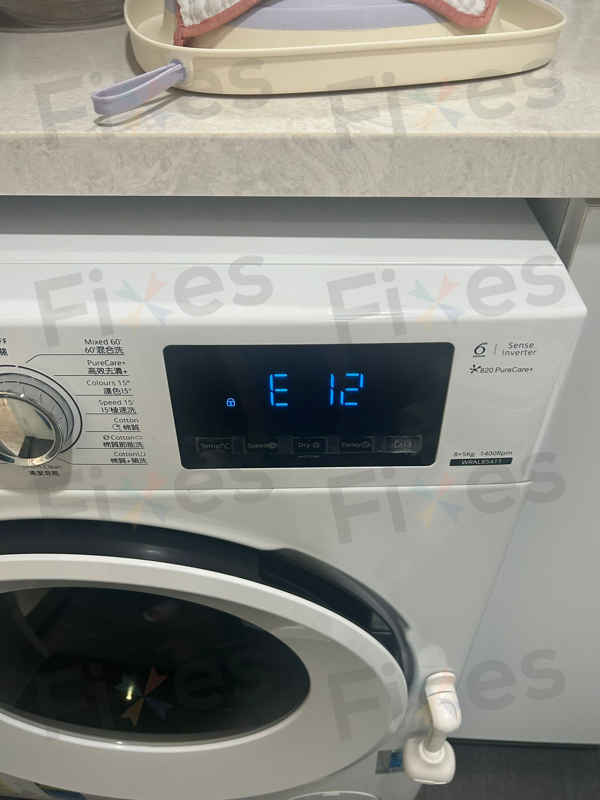 這部惠而浦WRAL系列洗衣機E12故障碼：吸色紙悄悄卡住排水系統 😮