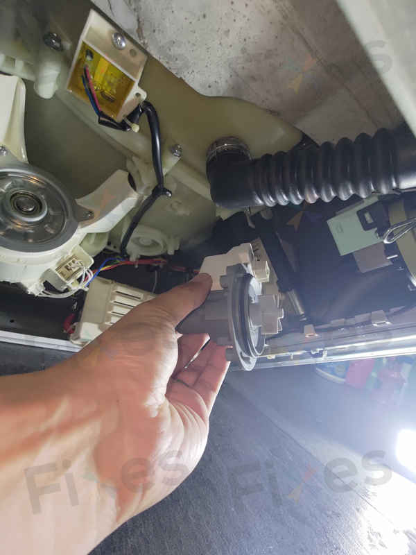 這部惠而浦WRAL系列洗衣機E12故障碼：吸色紙悄悄卡住排水系統 😮