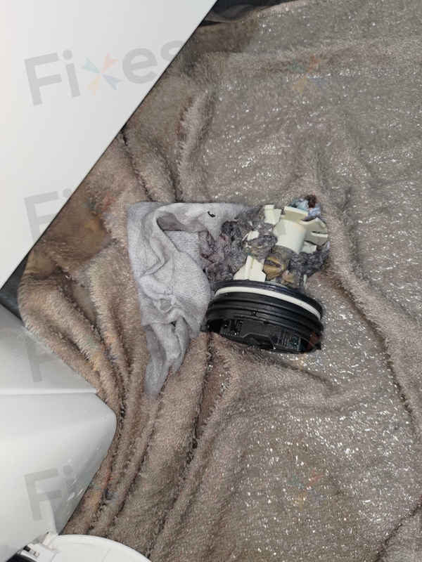 這部惠而浦WRAL系列洗衣機E12故障碼：吸色紙悄悄卡住排水系統 😮