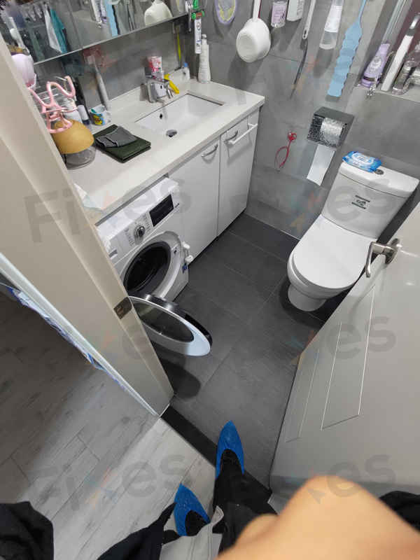 這部惠而浦WRAL系列洗衣機E12故障碼：吸色紙悄悄卡住排水系統 😮