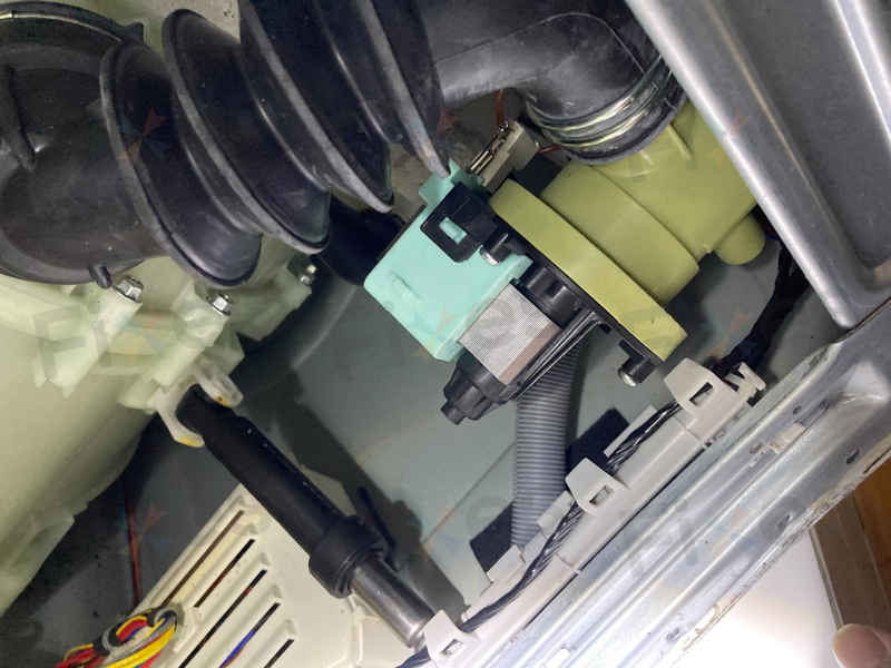 從無助到重生:客戶如何解決惠而浦FRAL系列洗衣機E12故障及排水泵問題✨