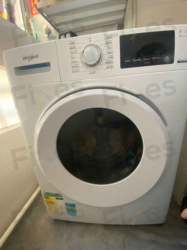 E12故障碼困住這部Whirlpool FRAL系列洗衣機：積水、排水泵與那枚遺忘多年的校徽扣針 📎
