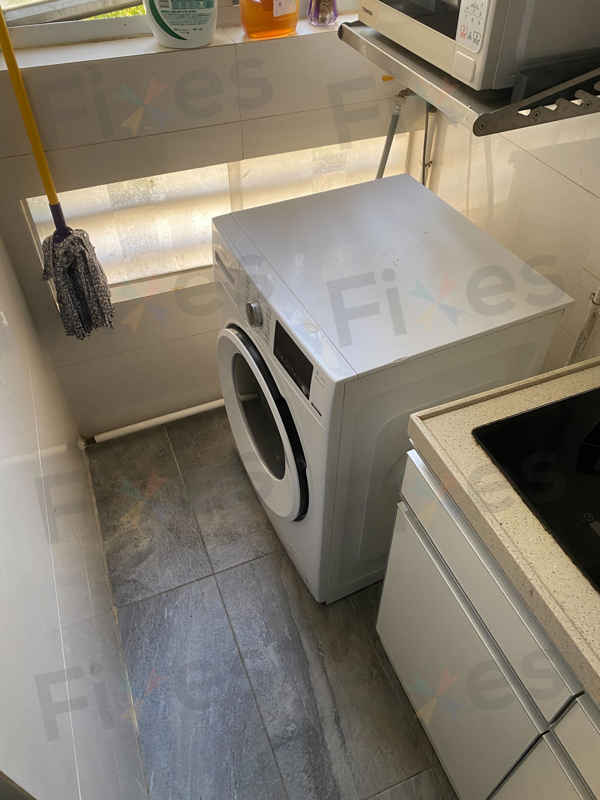 E12故障碼困住這部Whirlpool FRAL系列洗衣機：積水、排水泵與那枚遺忘多年的校徽扣針 📎