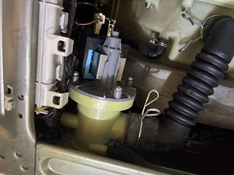 這部惠而浦WRAL系列洗衣機E12故障碼真相：客人以為是皮帶問題，師傅發現排水泵才是元兇 🔍