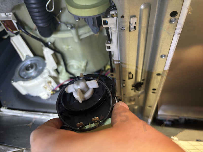 這部惠而浦WRAL系列洗衣機E12故障碼真相：客人以為是皮帶問題，師傅發現排水泵才是元兇 🔍