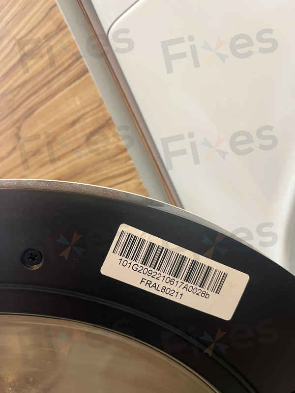 這部惠而浦FRAL系列洗衣機E12排水中斷，全因一塊透明塑膠片卡住 🧩