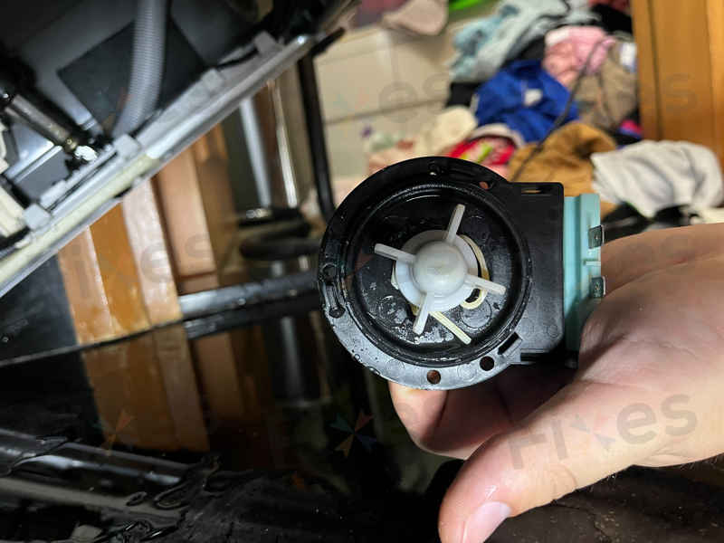 惠而浦FRAL系列洗衣機E12故障碼解密:橡筋卡住排水泵的教訓 🔍