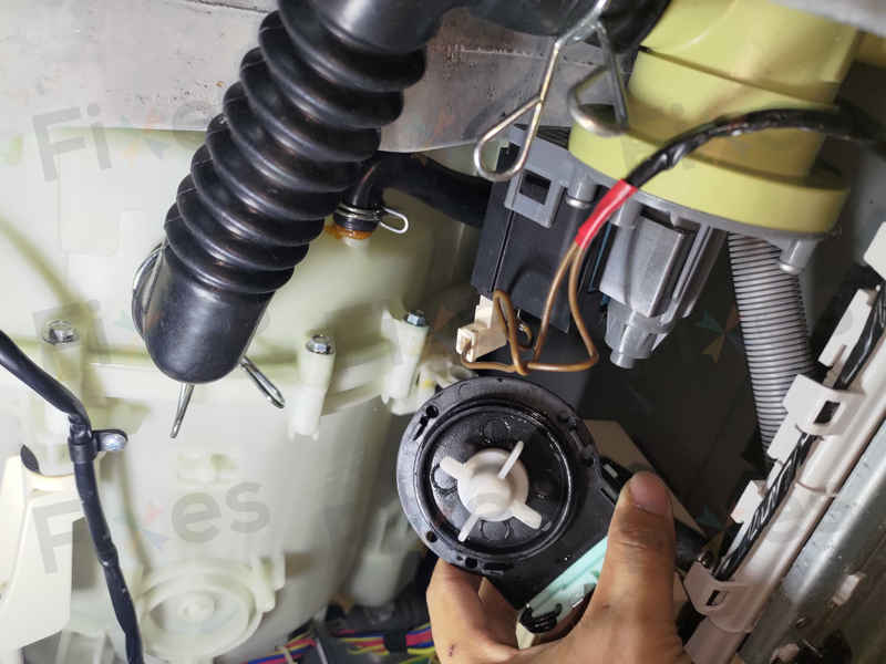這部惠而浦WRAL系列洗衣機E12排水異響，一條銀鏈的意外尋寶🔗