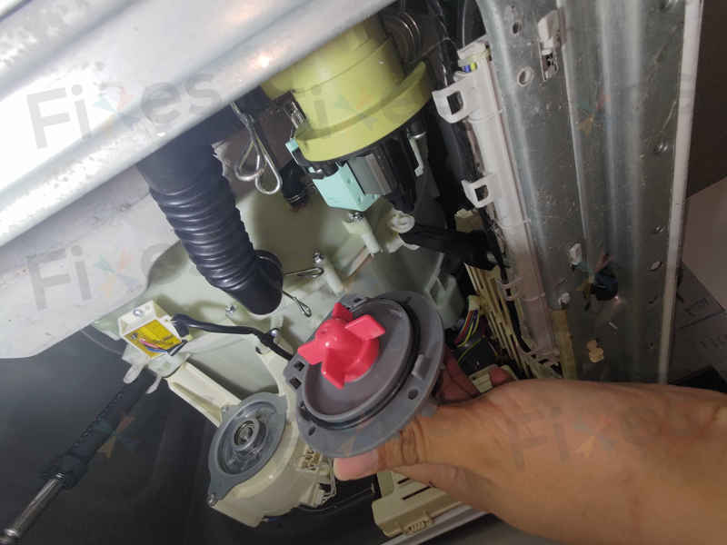 這部惠而浦WRAL系列洗衣機E12排水異響，一條銀鏈的意外尋寶🔗