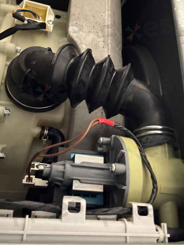 這部惠而浦WRAL系列洗衣機E12排水異常:硬幣堵塞與泡沫誤漏水解析💡