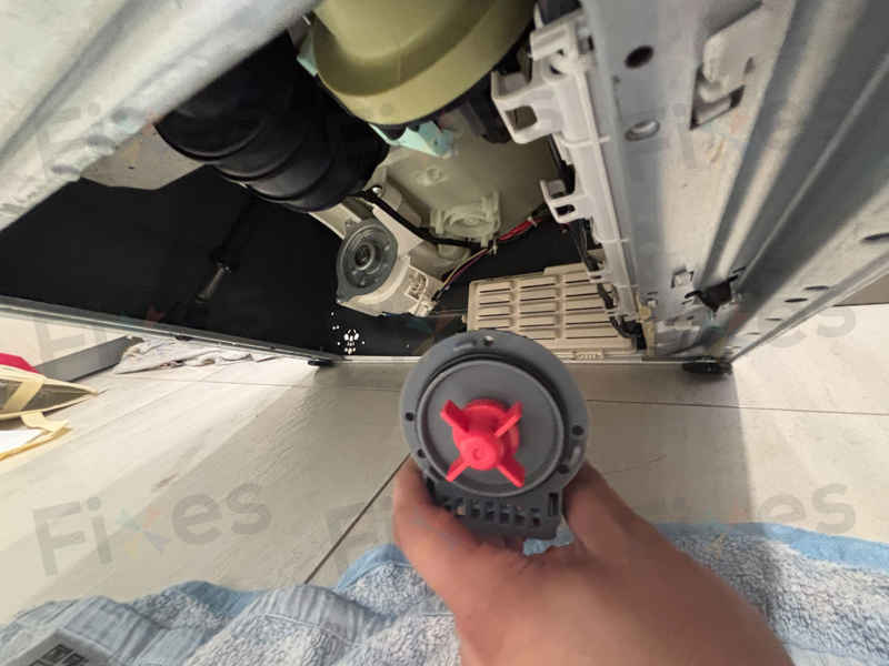 這部惠而浦WRAL系列洗衣機E12排水異常:硬幣堵塞與泡沫誤漏水解析💡