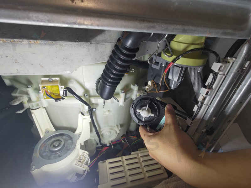 這部惠而浦WRAL系列洗衣機E12排水異響，一條銀鏈的意外尋寶🔗