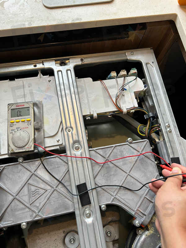 Bosch嵌入式洗衣機卡住衣服?解鎖E13故障碼的專業方法 🔓