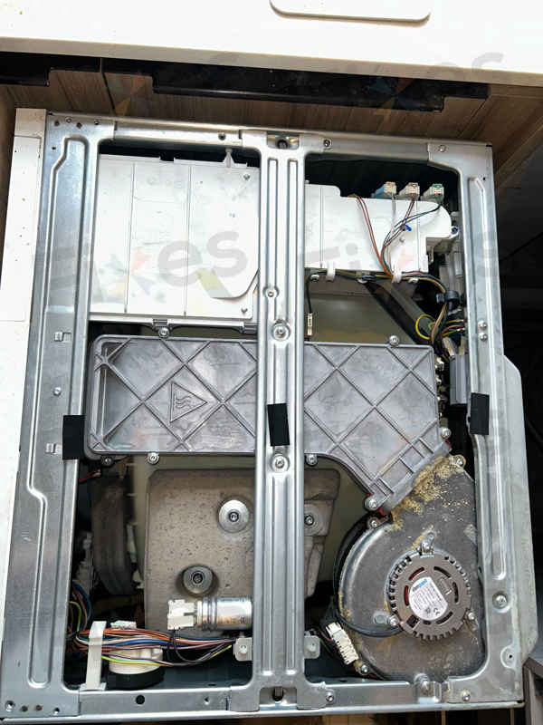 Bosch嵌入式洗衣機卡住衣服?解鎖E13故障碼的專業方法 🔓