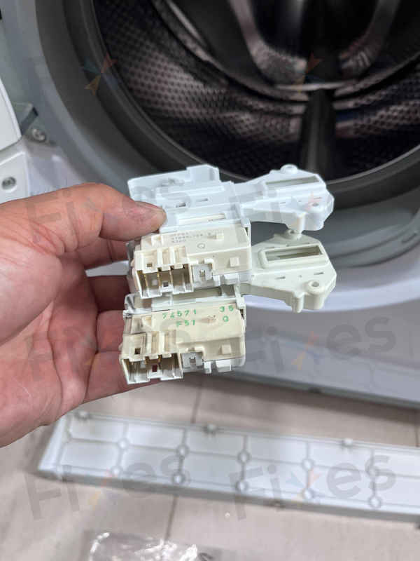 出現故障碼E13，門鎖掣問題令人頭痛😵Siemens西門子二合一洗衣乾衣機 WD14D366HK/03