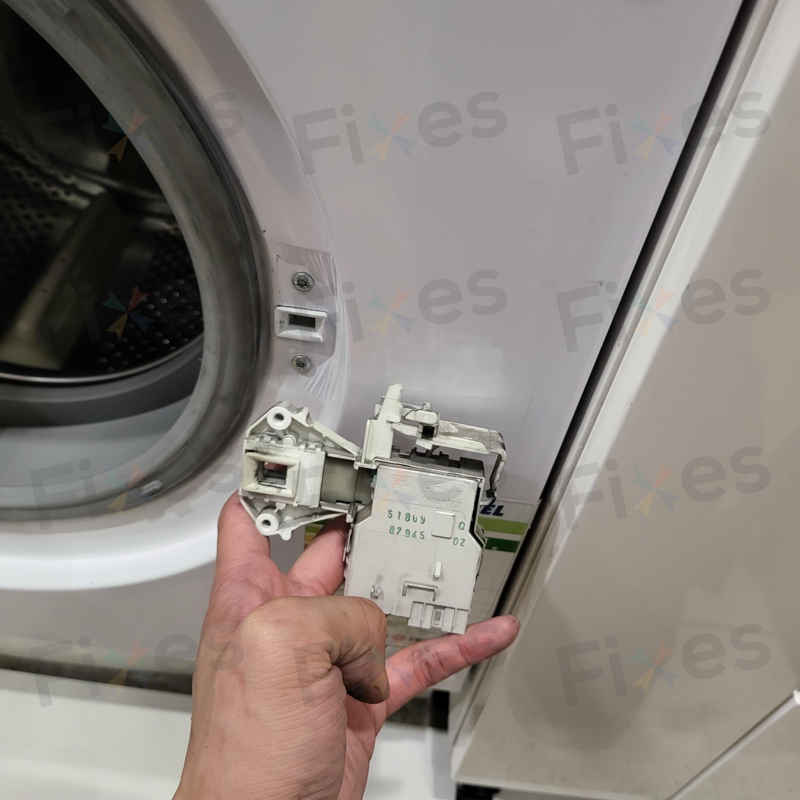 出現故障碼E13，門鎖掣故障🔒Siemens西門子前置式洗衣機 WK14D321HK/07