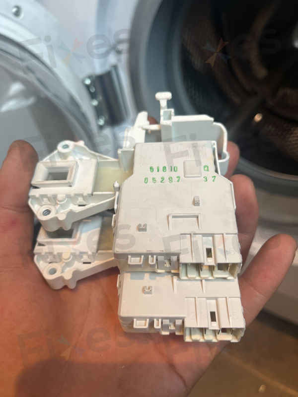 E13故障碼現身!這部GAGGENAU WD系列洗衣機為何門鎖屢屢卡死? 🤔