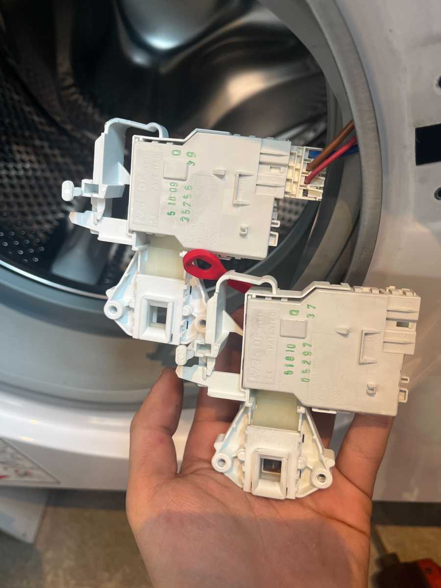 E13故障碼現身!這部GAGGENAU WD系列洗衣機為何門鎖屢屢卡死? 🤔