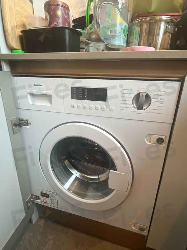 E13故障碼現身!這部GAGGENAU WD系列洗衣機為何門鎖屢屢卡死? 🤔