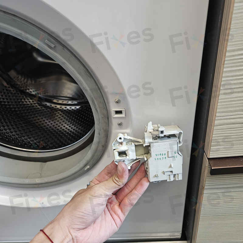 這部西門子WD系列洗衣機顯示E13後門鎖失效?揭露烘乾發熱線漏電真相 🌡️