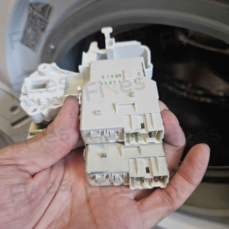 這部西門子WD系列洗衣機顯示E13後門鎖失效?揭露烘乾發熱線漏電真相 🌡️