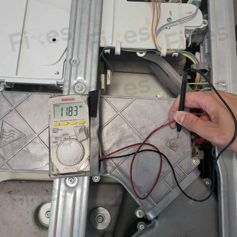 這部西門子WD14D系列洗衣機顯示E13，師傅揭示意外的漏電隱患 ⚡