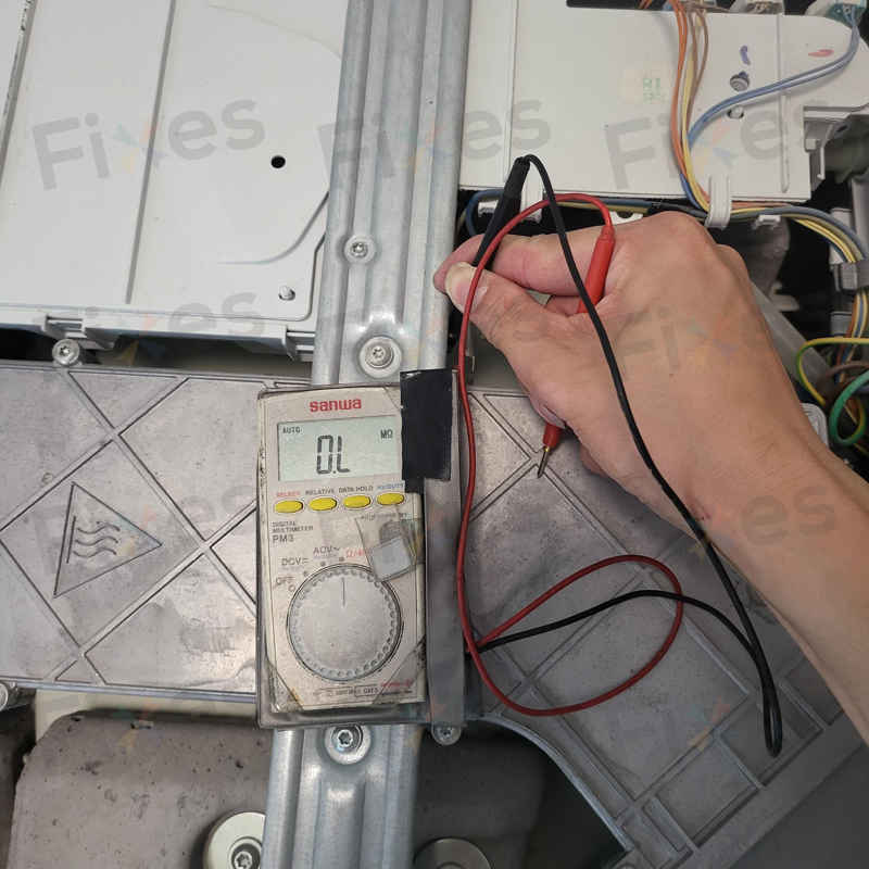 這部西門子WD14D系列洗衣機顯示E13，師傅揭示意外的漏電隱患 ⚡