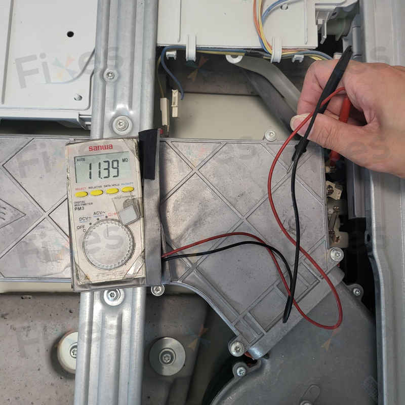 這部西門子WD14D系列洗衣機顯示E13，師傅揭示意外的漏電隱患 ⚡