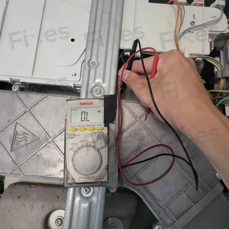 這部西門子WD14D系列洗衣機顯示E13，師傅揭示意外的漏電隱患 ⚡