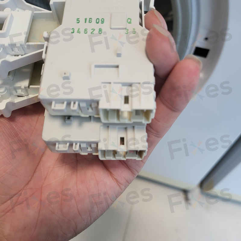 這部西門子WD14D系列洗衣機顯示E13，師傅揭示意外的漏電隱患 ⚡