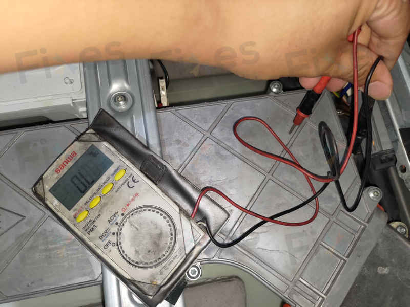 這部西門子WK系列洗衣機E13故障碼讓機門變成上鎖寶箱?客戶每次都要拉救命繩開門 🗝️