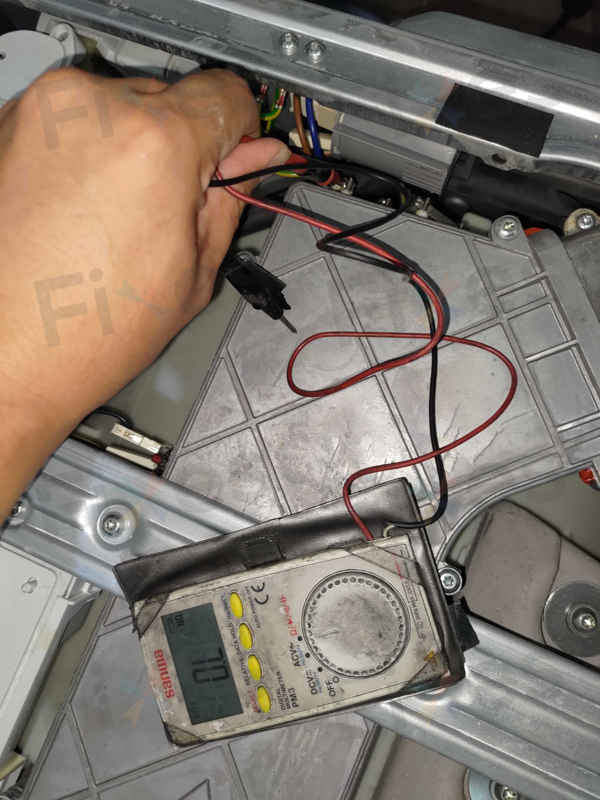 這部西門子WK系列洗衣機E13故障碼讓機門變成上鎖寶箱?客戶每次都要拉救命繩開門 🗝️