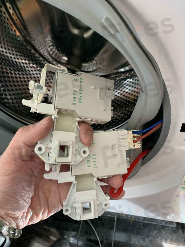 西門子洗衣機突然打不開門,檢查後發現意外原因 🚪