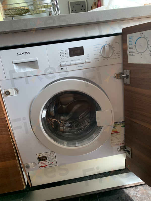 西門子洗衣機突然打不開門,檢查後發現意外原因 🚪