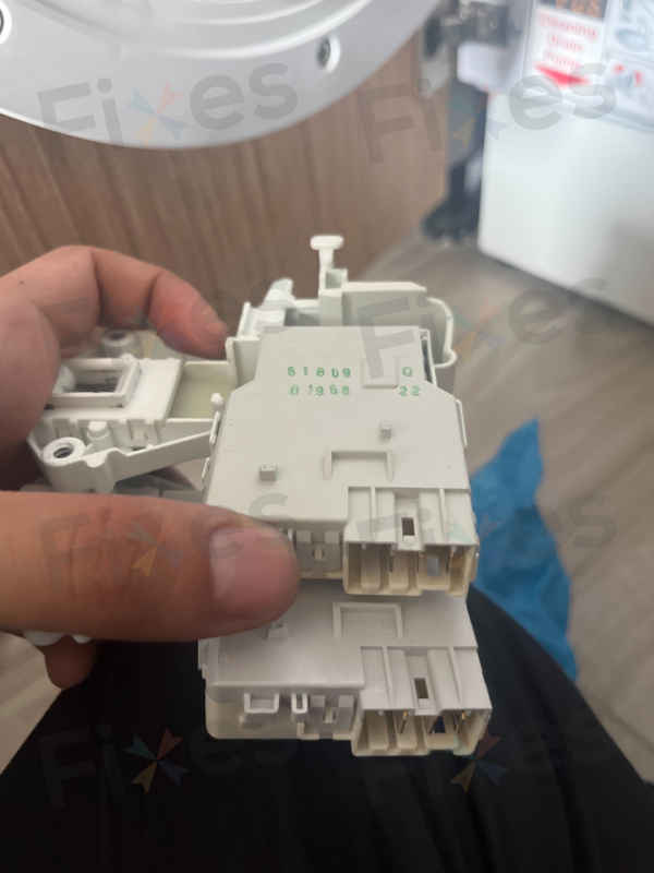 這部西門子WK系列洗衣機E13故障碼：從門鎖噠噠響到電子板損壞排查🕵️