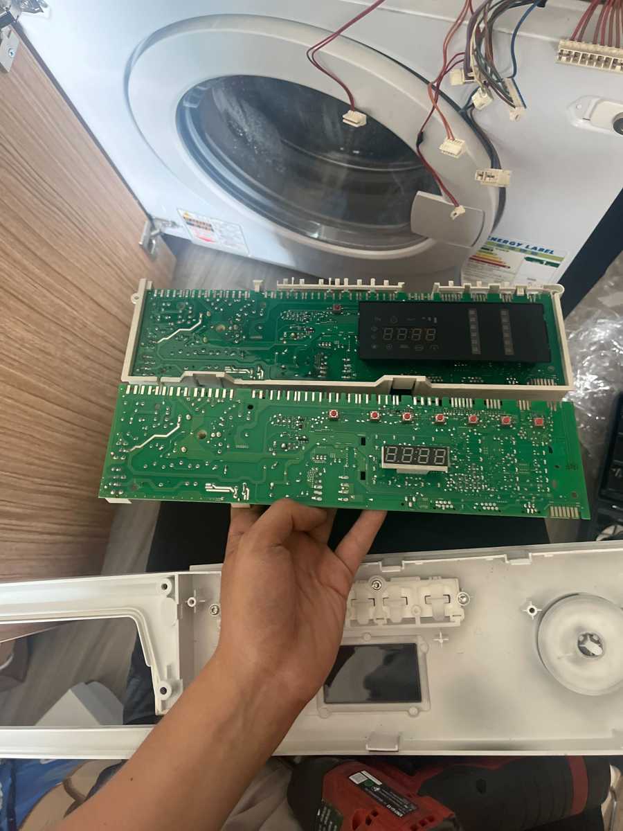 這部西門子WK系列洗衣機E13故障碼：從門鎖噠噠響到電子板損壞排查🕵️