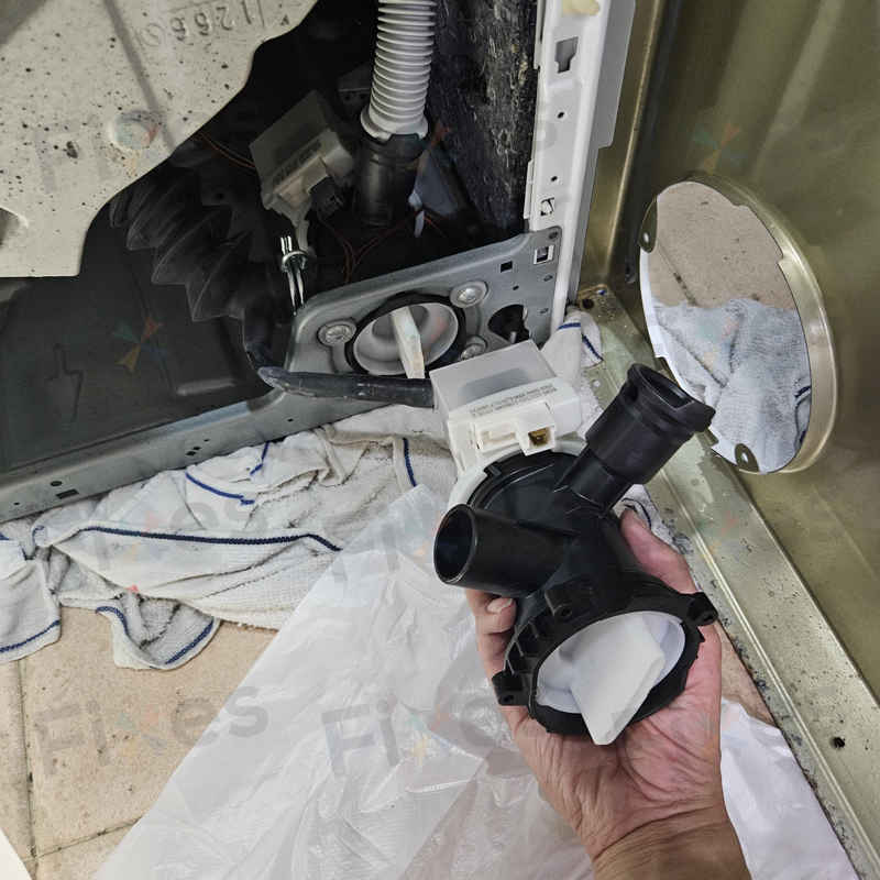 這部Bosch WAW系列洗衣機E18故障碼揭秘:師傅從缸底喉撈出一堆硬幣 🪙