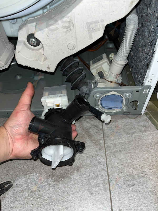 出現故障碼E18,排水困難😰Bosch博世前置式洗衣機 WAW28750GB/09