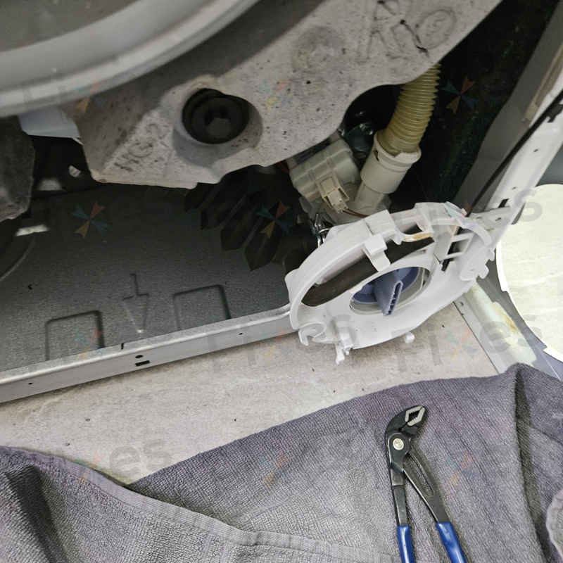 這部西門子WD系列洗衣機E18故障碼之謎：師傅拆開前板竟發現滿滿牙籤 😱