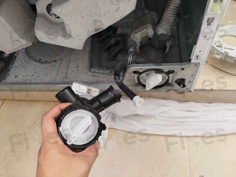 這部西門子WM系列洗衣機無法排水？硬幣阻塞導致的E18故障處理 💰