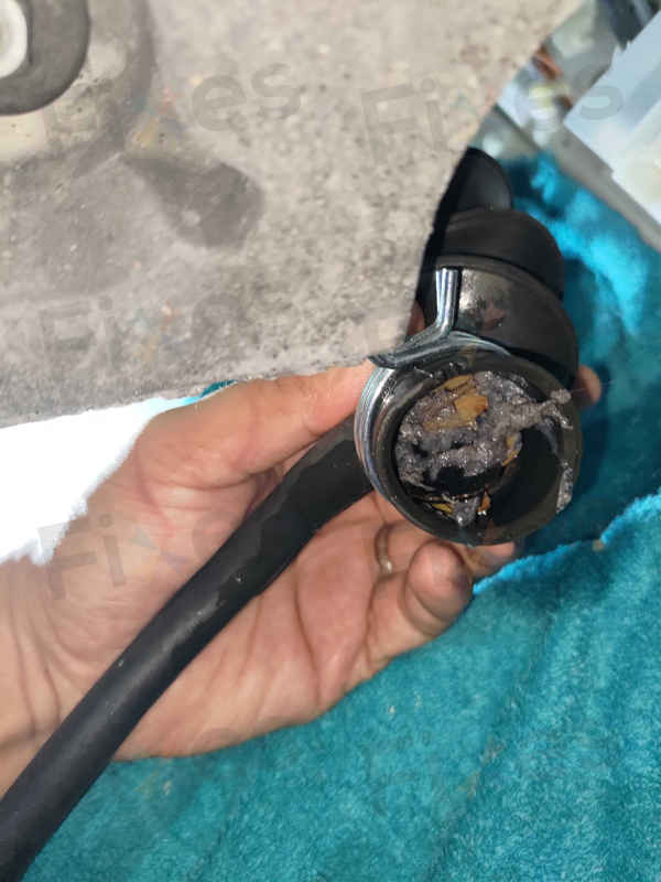 過濾器扭斷後更棘手？這部西門子WN系列洗衣機E18故障碼背後的驚人淤塞物 🪙