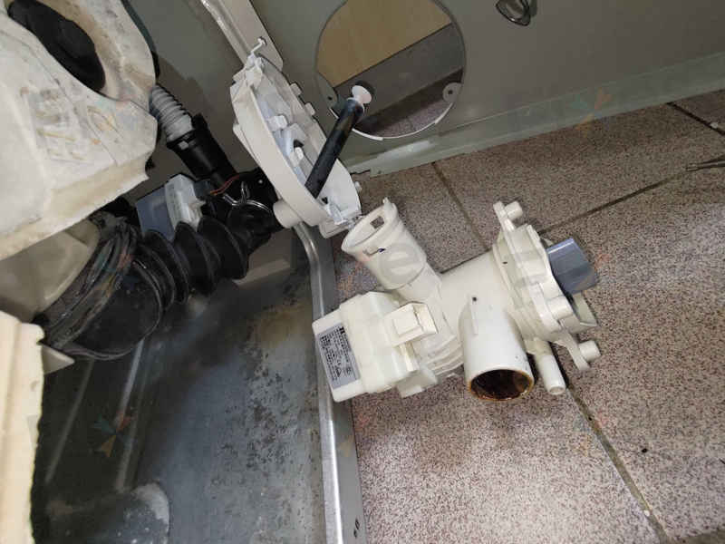 髮夾硬幣卡住排水系統,西門子洗衣機E18故障真相大白 🧾