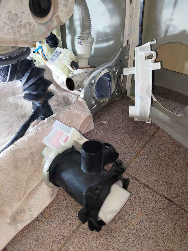 髮夾硬幣卡住排水系統,西門子洗衣機E18故障真相大白 🧾