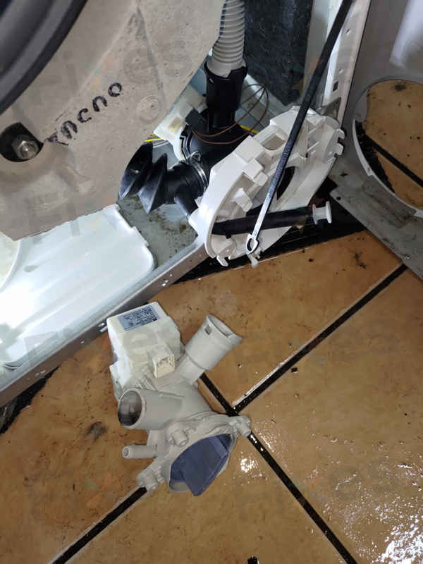 這部西門子洗衣機出現E18故障碼，原來是意想不到的小東西在作怪 🔍