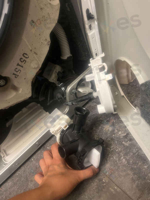 這部西門子WS系列洗衣機E18突然報到！師傅現場揭開過濾器被牙籤圍攻 🍢