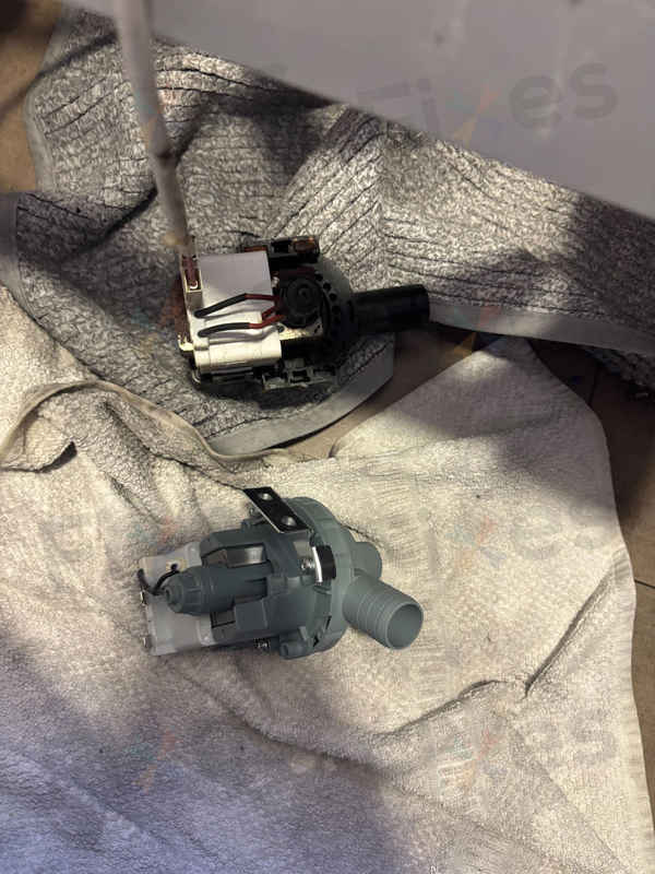 這部惠而浦VEMC系列洗衣機E2故障碼排水失靈，師傅如何在狹小空間精準更換排水泵 💡
